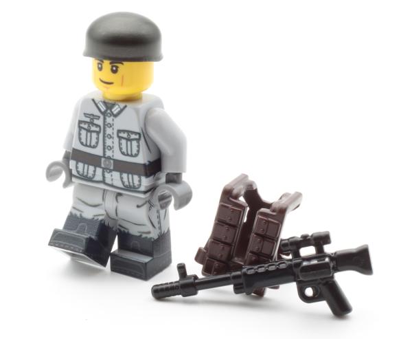 Deutscher Fallschirmjäger mit Weste und FG42 aus LEGO® Steinen